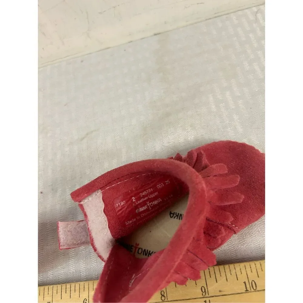 Minnetonka pink‎ fringe moccasins size 2 infant (discoloration on bottom)